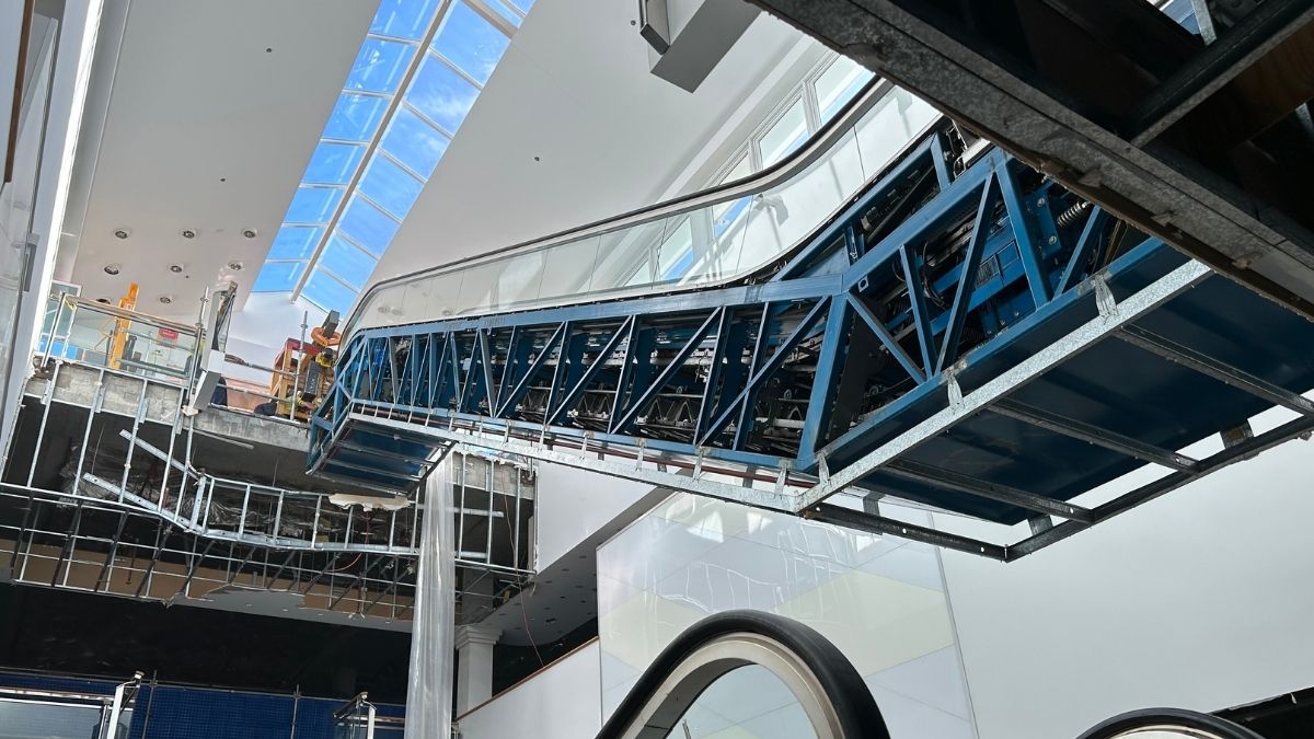 Travellator and escalator removal and installation in shopping centre